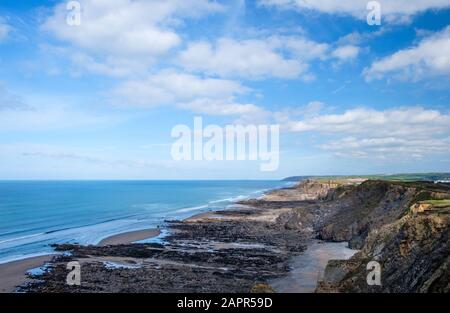 La côte atlantique de la baie de Bude à Cornwall a de nombreuses caractéristiques intéressantes et de belles vues facilement accessibles depuis le sentier de la côte sud-ouest Banque D'Images