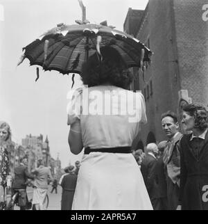 Les divertissements populaires à Amsterdam. Rép. Des diverses festivités liées à la libération dans la capitale [Fille avec parapluie décoré] Date: 1945 lieu: Amsterdam, Noord-Holland mots clés: Festivals de libération, seconde Guerre mondiale Banque D'Images