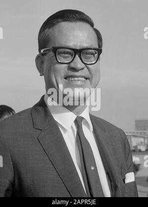 Aankomst van de minister van Gezondheid van Singapore de heer Yong Nyuk lin op Schiphol 18 oktober 1965 Banque D'Images