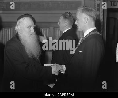 Pan Romana congrès reception Rijksmuseum Mayor d'Ailly avec Bishop Abbe Jean Nalbandian Date: 21 août 1950 mots clés: RECIPTIONS Nom De La Personne: Bishop Abbe Jean Nalbandian, D Ailly Nom de l'institution: Rijksmuseum Banque D'Images