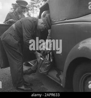 Trafic de tabac à la frontière entre les Pays-Bas et la Belgique (commerce noir) seconde Guerre mondiale, commerce Date : août 1945 mots clés : commerce, seconde Guerre mondiale Banque D'Images