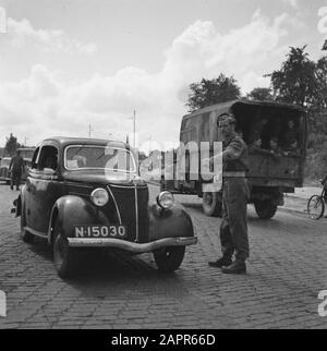 Contrebande de tabac à la frontière entre les Pays-Bas et la Belgique (commerce noir) douane au travail Date : 1945 lieu : Belgique mots clés : commerce, seconde Guerre mondiale Banque D'Images