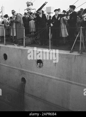 Navire de guerre maritime retrouvé avec la famille Date: 1945 mots clés: Marine, navires militaires Banque D'Images