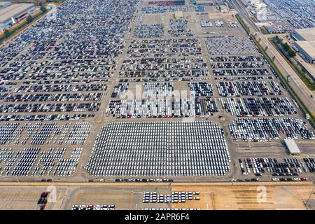 Vue aérienne de voitures neuves au port de stationnement de l'usine automobile. Banque D'Images
