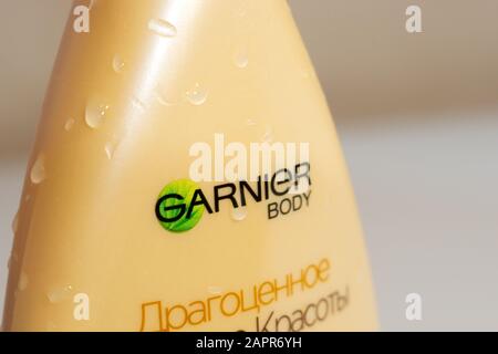 Tyumen, Russie - 25 novembre 2019 : marque crème de soins GARNIER. Shampooing pour le lait Garnier pour les cheveux Banque D'Images
