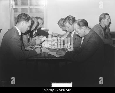 Prisonniers de guerre néerlandais de retour de Russie à Amersfoort Annotation: Personnes impliquées qui avaient été dans le service militaire allemand Date: 11 novembre 1950 lieu: Amersfoort mots clés: Prisonniers de guerre, rapatriement Banque D'Images