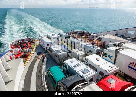 Camping-cars et camping-cars sur le ferry pour Douvres depuis Dunkerque Banque D'Images