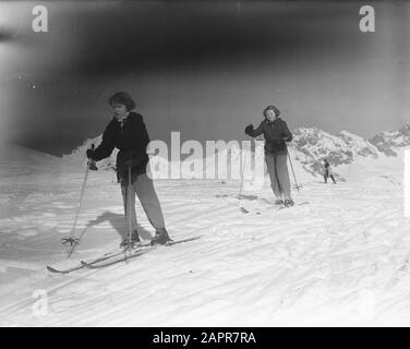 Famille royale à Sankt Anton.Princess Irene et Princess Beatrix on skis Date: 29 décembre 1950 lieu: Autriche, Tyrol mots clés: Princesses, sports d'hiver Nom personnel: Beatrix ( princesse Pays-Bas), Beatrix, princesse, Irene (princesse Pays-Bas), Irene, princesse Banque D'Images