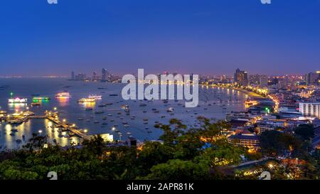 Panoramique panoramique de la ville de Pattaya la nuit, Thaïlande. Banque D'Images