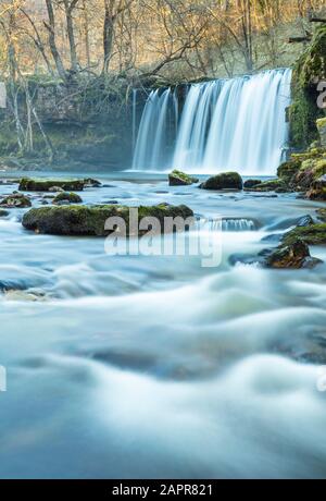 La chute d'eau Sgwd Ddwli Uchaf ou La partie supérieure de la rivière Nedd Fechan dans le parc national Brecon Beacon près de Glynneath UK GB Europe Banque D'Images