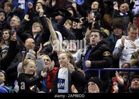 Birkenhead, Royaume-Uni. 23 janvier 2020. Les fans de Tranmere célèbrent le sifflet à plein temps lors de la troisième série de la coupe FA entre Tranmere Rovers et Watford au parc de Prenton le 23 janvier 2020 à Birkenhead, en Angleterre. (Photo de Richard Ault/phcimages.com) crédit : Images PHC/Alay Live News Banque D'Images