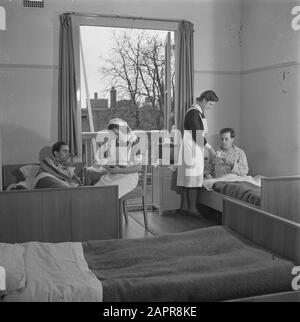 Stichting 1940-1945 Herstellingsoorden. Royal Palace Het Loo devient sanatorium infirmières prendre soin des anciens travailleurs illégaux Date: 13 novembre 1945 lieu: Apeldoorn, Gueldre mots clés: Sites de réadaptation, palais, patients, sanatoriums, deuxième Guerre mondiale, infirmières Nom de l'établissement: Palace Het Loo, Stichting 1940-1945 Banque D'Images