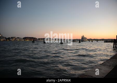 Église de Chiesa del Redentore au crépuscule, île de Giudecca, Venise, Vénétie, Italie, Europe Banque D'Images