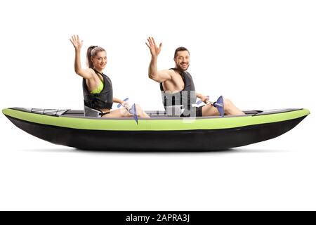 Jeune homme et femme assis en kayak et se waving à la caméra isolée sur fond blanc Banque D'Images