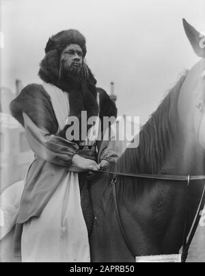 Lustrum Utrechts Corps Étudiant. Lustrum Jeu Djenghis Khan. JHR. Van Beresteyn joue Djenghis Khan Date: 4 juillet 1951 lieu: Utrecht (ville) mots clés: Anniversaires, associations étudiantes Nom de l'institution: Triton Banque D'Images