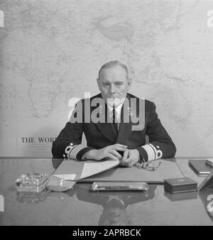 Arrière bij-nacht F. (Frederik) Tribe Date : 6 décembre 1949 mots clés : Marine, officiers, portraits Nom personnel : tribu, F. Banque D'Images