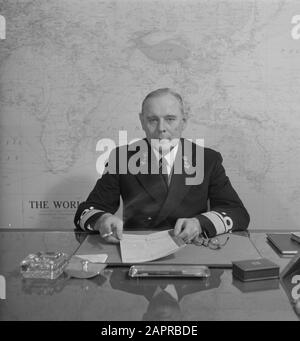 Arrière bij-nacht F. (Frederik) Tribe Date : 6 décembre 1949 mots clés : Marine, officiers, portraits Nom personnel : tribu, F. Banque D'Images