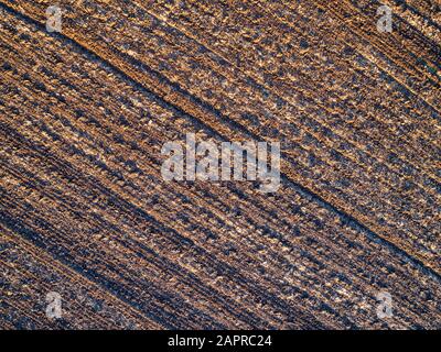 Vue aérienne du domaine agricole labouré prêt à la plantation, drone pov vue du dessus du sol des terres comme arrière-plan Banque D'Images