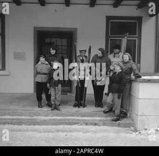 Famille royale à Sankt Anton 3 princesses Date: 29 décembre 1950 lieu: Autriche, Tyrol mots clés: Princesses, sports d'hiver Nom personnel: Beatrix (princesse Pays-Bas), Irene (princesse) Pays-Bas), Margriet (princesse Pays-Bas) Banque D'Images