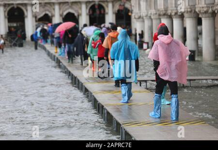 Beaucoup de gens sur le pont de pied à Venise pendant la marée haute Banque D'Images