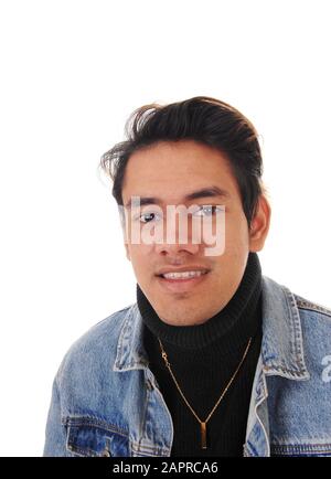 Une image rapprochée d'un jeune homme de bonne qualité dans un pull noir et une veste de Jean, souriant dans l'appareil photo, isolé pour le fond blanc Banque D'Images