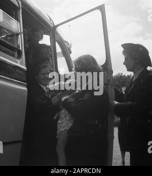 Catholic Boy Scout guides at Queen Juliana on Soestdijk Date: 1 juillet 1951 mots clés: Queens, Boy Scout guides Nom personnel: Juliana (Queen Netherlands) Nom de l'institution: Paleis Soestdijk Banque D'Images