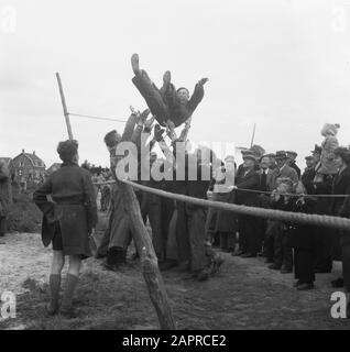 L'anneau couse à la Pentecôte trois sur Walcheren. Le gagnant est jonast Annotation: La Pentecôte Trois est un jour traditionnel de marché en plusieurs endroits Date: 14 mai 1951 lieu: Walcheren, Zeeland mots clés: Marchés, points de suture Banque D'Images