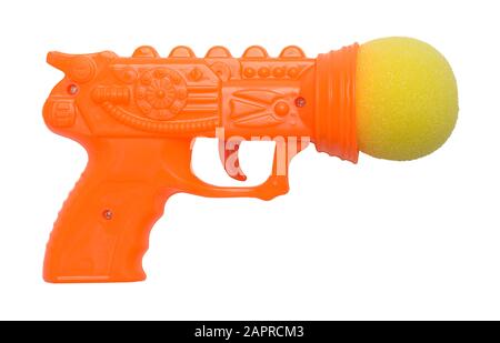 Pistolet À Fléchettes Orange Avec Boule En Éponge Isolé Sur Fond Blanc. Banque D'Images