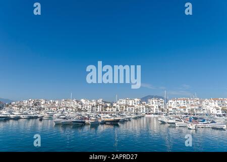 Vue Sur Puerto Banus, Marbella Banque D'Images