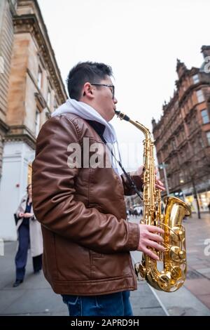 Glasgow, Écosse, Royaume-Uni. 24 janvier 2020. Un bustier appelé Lewis Ip joue le saxophone sur Buchanan Street. Crédit: Skully/Alay Live News Banque D'Images