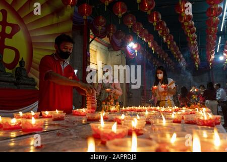 Bangkok, Bangkok, Thaïlande. 24 janvier 2020. Les gens affluent vers les temples chinois et les rues du quartier chinois de Bangkok, connu sous le nom de Yaowarat, à la veille du nouvel an chinois. Cette nouvelle année marquera l'année du rat en accoradance avec le zodiaque chinois. Les vêtements rouges, les oranges et les lanternes en papier sont tous des éléments traditionnels des célébrations du nouvel an chinois. Crédit: Adryel Talamantes/Zuma Wire/Alay Live News Banque D'Images