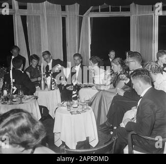 Ballon Étudiant Au Lido Amsterdam Date: 1 Juillet 1952 Lieu: Amsterdam, Noord-Holland Mots Clés: Ballon Étudiant Nom De L'Établissement: Lido Banque D'Images