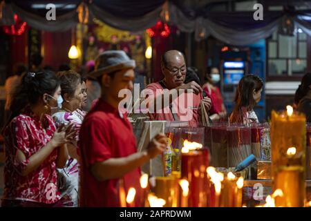 Bangkok, Bangkok, Thaïlande. 24 janvier 2020. Les gens affluent vers les temples chinois et les rues du quartier chinois de Bangkok, connu sous le nom de Yaowarat, à la veille du nouvel an chinois. Cette nouvelle année marquera l'année du rat en accoradance avec le zodiaque chinois. Les vêtements rouges, les oranges et les lanternes en papier sont tous des éléments traditionnels des célébrations du nouvel an chinois. Crédit: Adryel Talamantes/Zuma Wire/Alay Live News Banque D'Images