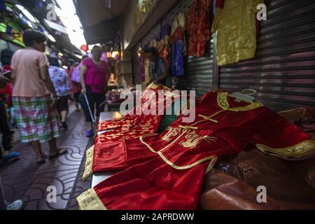 Bangkok, Bangkok, Thaïlande. 24 janvier 2020. Les gens affluent vers les temples chinois et les rues du quartier chinois de Bangkok, connu sous le nom de Yaowarat, à la veille du nouvel an chinois. Cette nouvelle année marquera l'année du rat en accoradance avec le zodiaque chinois. Les vêtements rouges, les oranges et les lanternes en papier sont tous des éléments traditionnels des célébrations du nouvel an chinois. Crédit: Adryel Talamantes/Zuma Wire/Alay Live News Banque D'Images