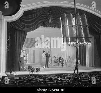 Télévision Vara. Cabaretier Wim Sonneveld dans son programme Girl with Big feet Annotation: Première performance au théâtre de la Mar Date: 27 janvier 1953 lieu: Amsterdam, Noord-Holland mots clés: Cabaret, télévision, nom De la Personne de théâtre: Sonneveld, Wim Banque D'Images