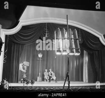 Télévision Vara. Cabaretier Wim Sonneveld dans son programme Girl with Big feet Annotation: Première performance au théâtre de la Mar Date: 27 janvier 1953 lieu: Amsterdam, Noord-Holland mots clés: Cabaret, télévision, nom De la Personne de théâtre: Sonneveld, Wim Banque D'Images