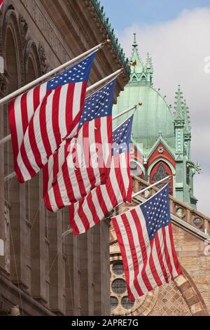 Quatre drapeaux américains dans une rangée fixée sur le mur extérieur de la Boston public Library; Boston, Massachusetts, États-Unis d'Amérique Banque D'Images