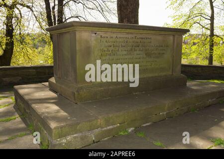 La tombe d'Elihu Yale dans l'église Saint Giles Wrexham. Né à Boston dans le Massachusetts, il a été un bienfaiteur de la Collegiate School dans le Connecticut Banque D'Images