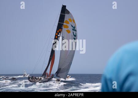 Sydney to Hobart Yacht Race 2019. Infotrack Supermaxi location au départ de la course en laissant les chefs du port de Sydney. Rolex Sydney Hobart. Banque D'Images