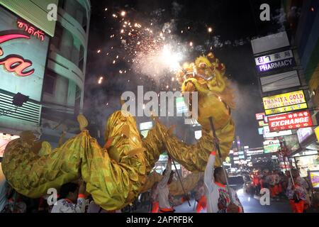 Bangkok, Thaïlande. 24 janvier 2020. Le nouvel an chinois a débuté par une explosion à Bangkok, en Thaïlande, tandis que les Dragon Dancers se sont emmenées dans les rues au milieu d'une tempête de feux d'artifice, apportant une bonne chance aux entreprises locales qu'ils ont visitées dans la région de Silom de la ville pour l'année du crédit Rat : Paul Brown/Alay Live News Banque D'Images