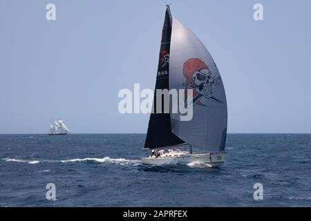 Un yacht en cire Lyrique X 50 naviguant dans le port de Sydney se dirige dans la Rolex Sydney Hobart Yacht Race 2019 Banque D'Images