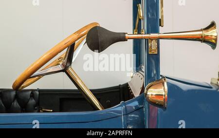 Devant d'une voiture bleu vintage avec un or antique volant de direction et avertisseur sonore séparé Banque D'Images