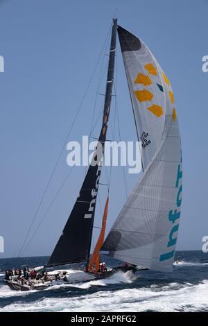 Sydney to Hobart Yacht Race 2019. Infotrack Supermaxi location au départ de la course en laissant les chefs du port de Sydney. Rolex Sydney Hobart. Banque D'Images