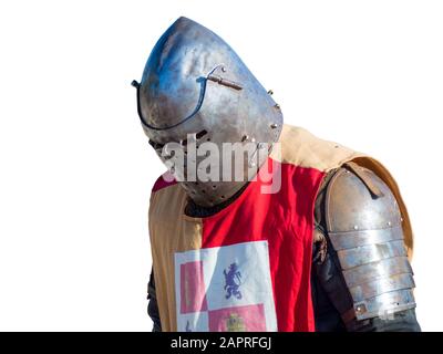 Chevalier médiéval espagnol avec un casque en métal isolé sur un arrière-plan blanc Banque D'Images
