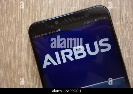 Site Web d'Airbus affiché sur un smartphone moderne Banque D'Images