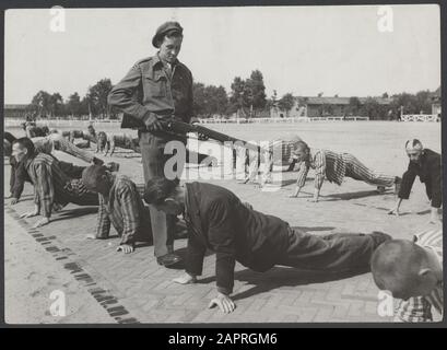 Collaboration Pays-Bas. Dans le camp de la prison de Vught, 7000 collaborateurs et traîtres néerlandais sont emprisonnés. Les soldats des Néerlandais Stoottroopers sont en charge de la garde, en particulier des 300 Néerlandais SS. Sous la direction du commandant du camp, Le Major L. Mennes et ses aides, ces prisonniers sont utilisés pour purifier les environs de Vught des mines terrestres. Ils sont habillés dans les costumes de prison à rayures bleu-blanc de l'ancien néerlandais capturé par les Allemands. Les prisonniers reçoivent la ration civile minimale, qui a également été réduite, parce que toutes les friandises ont été retirées. Pendin Banque D'Images