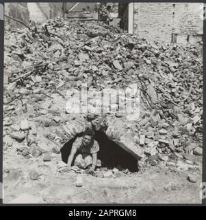 Arnhem, Bataille de - septembre 1944 (y compris la capture finale avril 1945) pas de légende Annotation: Devastingen Arnhem. Femme à la sortie d'une cave sous un tas de débris {HL 4407] Date: 1945 mots clés: Guerres, guerre Banque D'Images