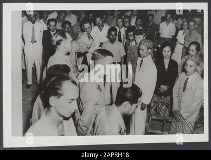 Formation De L'État Indonésie: Guerre Des Terres. - Mi. - Yeah. Le 4 mai, le Partai Ra'jat Pasundan a proclamé l'état libre de Pasundan par proclamation. En conséquence, le service de soins extérieurs de ce parti a tenu une réunion, à laquelle, outre l'administration et de nombreux Sundanais célèbres, de nombreux résidents néerlandais, chinois et arabes ont été inremarqués. Debout, ils écoutent la radio, qui a diffusé la cérémonie à Bandoeng. Au milieu, en chemise à manches courtes, M. Soekaemi, Président du Partai Ra'jat Pasoendan, Afd.Outside CARE. A gauche de lui Mme Koestomo, épouse de la soi Banque D'Images