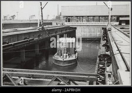 Approvisionnement alimentaire : travaux de restauration de Wageningen sur les écluses d'IJmuiden. Avec l'aide d'une réparation de bateau sont effectuées dans la serre de porte non drainée Date: 28 mai 1946 lieu: Limbourg, Sittard mots clés: Travaux de réparation, remorqueurs, serrures Banque D'Images