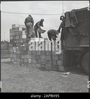 Alimentation: Wageningen Transport alimentaire. Trois cents camions de trois tonnes chacun, distribués quotidiennement dans les zones encore occupées du Nord et de l'est des Pays-Bas. Sur la photo chargement de la nourriture Date: 2 mai 1945 lieu: Gueldre, Wageningen mots clés: Alimentation, camions Banque D'Images